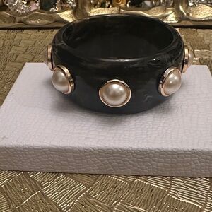 Elegant Black and Gold Pearl Bracelet